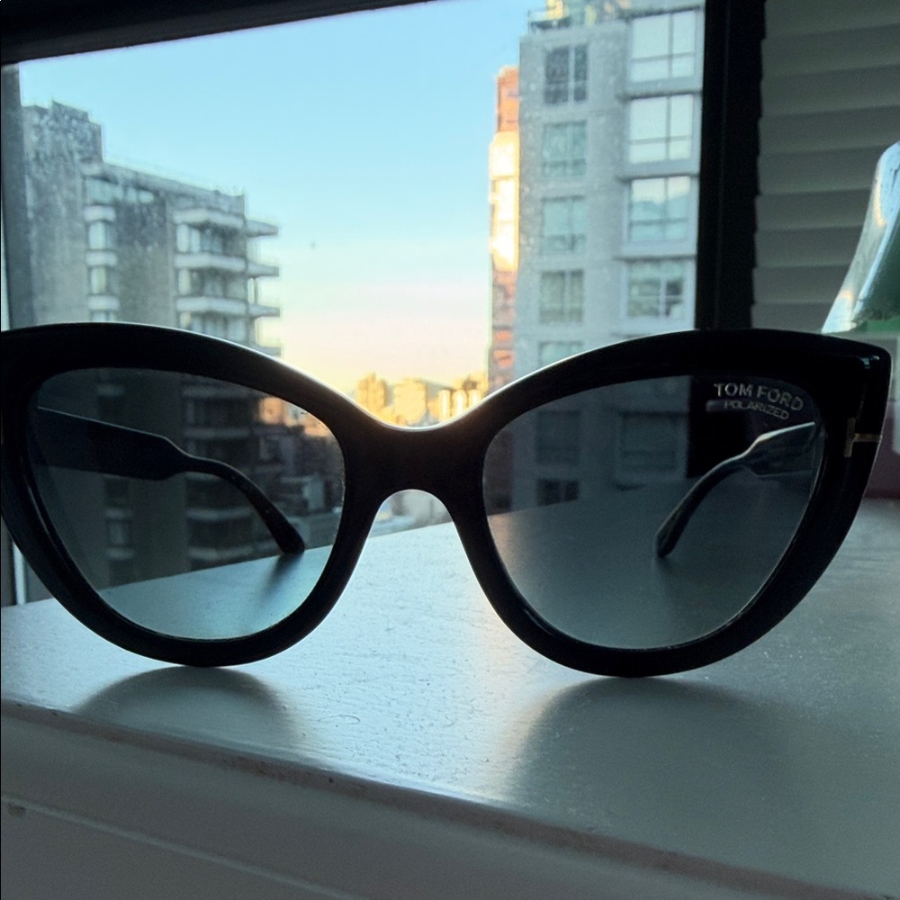 Authentic Tom Ford Black Cat-Eye Frames

Tom Ford Anya TF762 - Picture 3 of 8